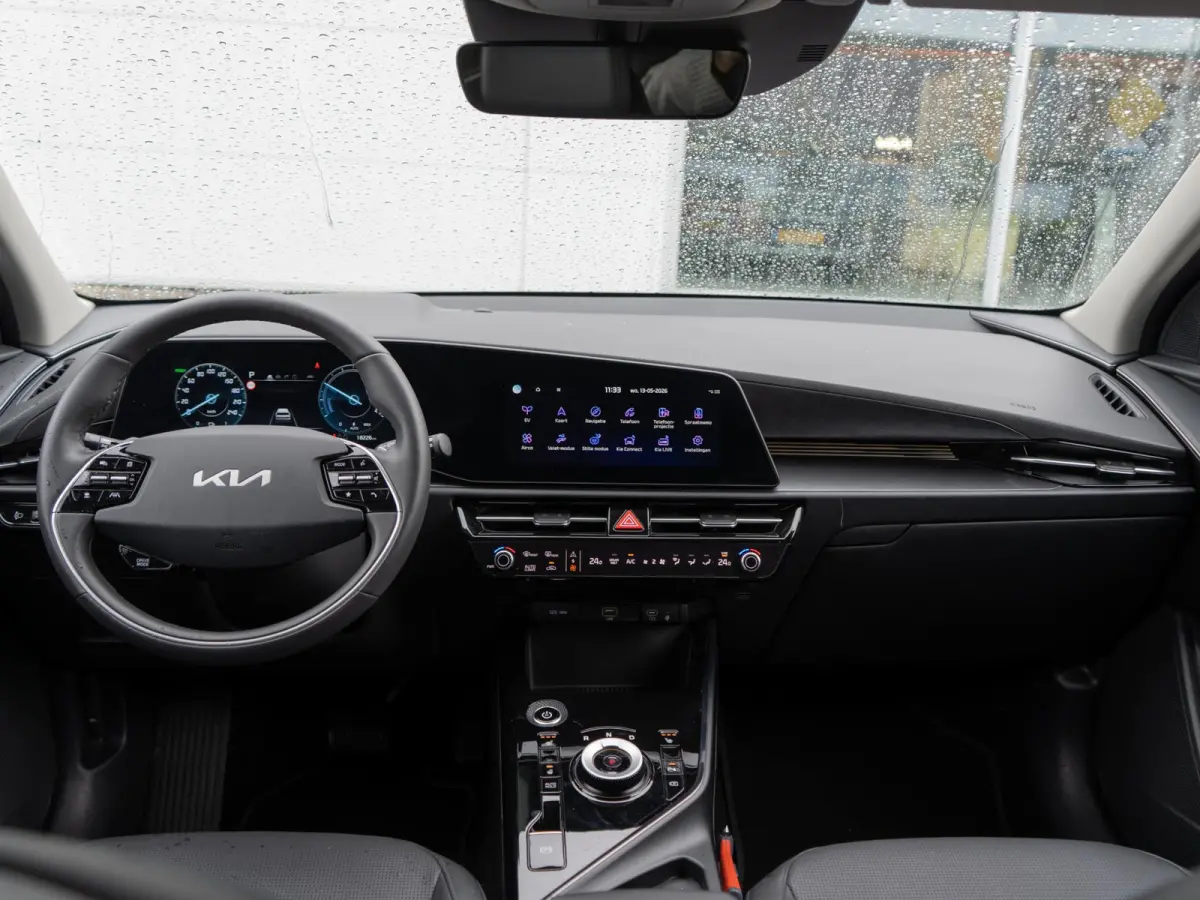 Plus 64.8 kWh AANBIEDING | Schuifdak | HUD | Stoel en stuurverwarming | Leder | LED | Carplay | Navi | Clima | SOH 99% l