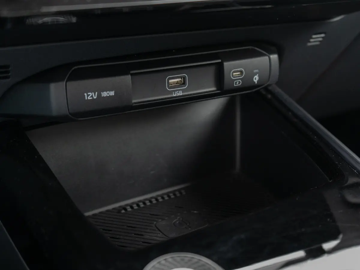 Plus 64.8 kWh AANBIEDING | Schuifdak | HUD | Stoel en stuurverwarming | Leder | LED | Carplay | Navi | Clima | SOH 99% l