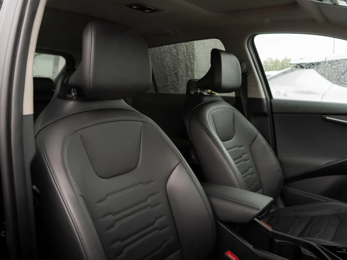 Plus 64.8 kWh AANBIEDING | Schuifdak | HUD | Stoel en stuurverwarming | Leder | LED | Carplay | Navi | Clima | SOH 99% l