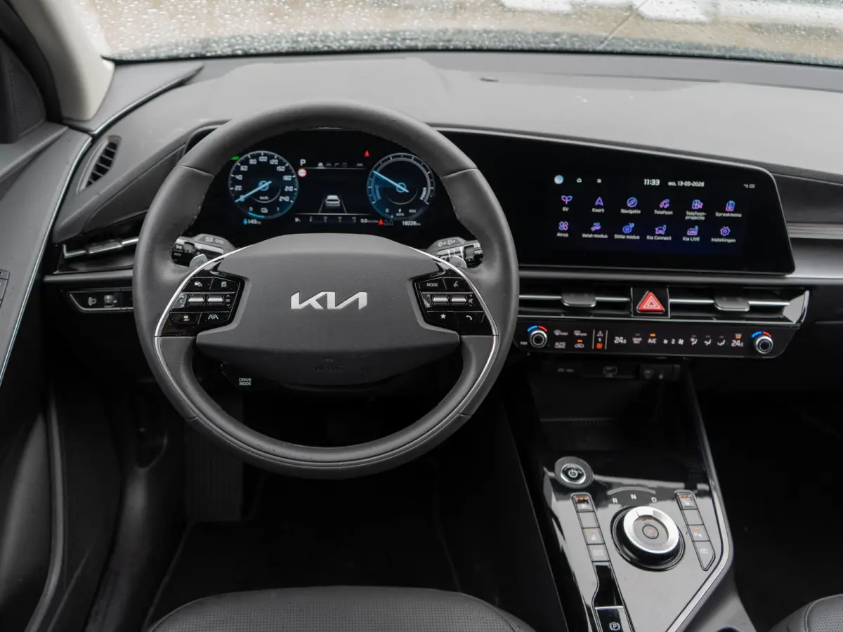 Plus 64.8 kWh AANBIEDING | Schuifdak | HUD | Stoel en stuurverwarming | Leder | LED | Carplay | Navi | Clima | SOH 99% l