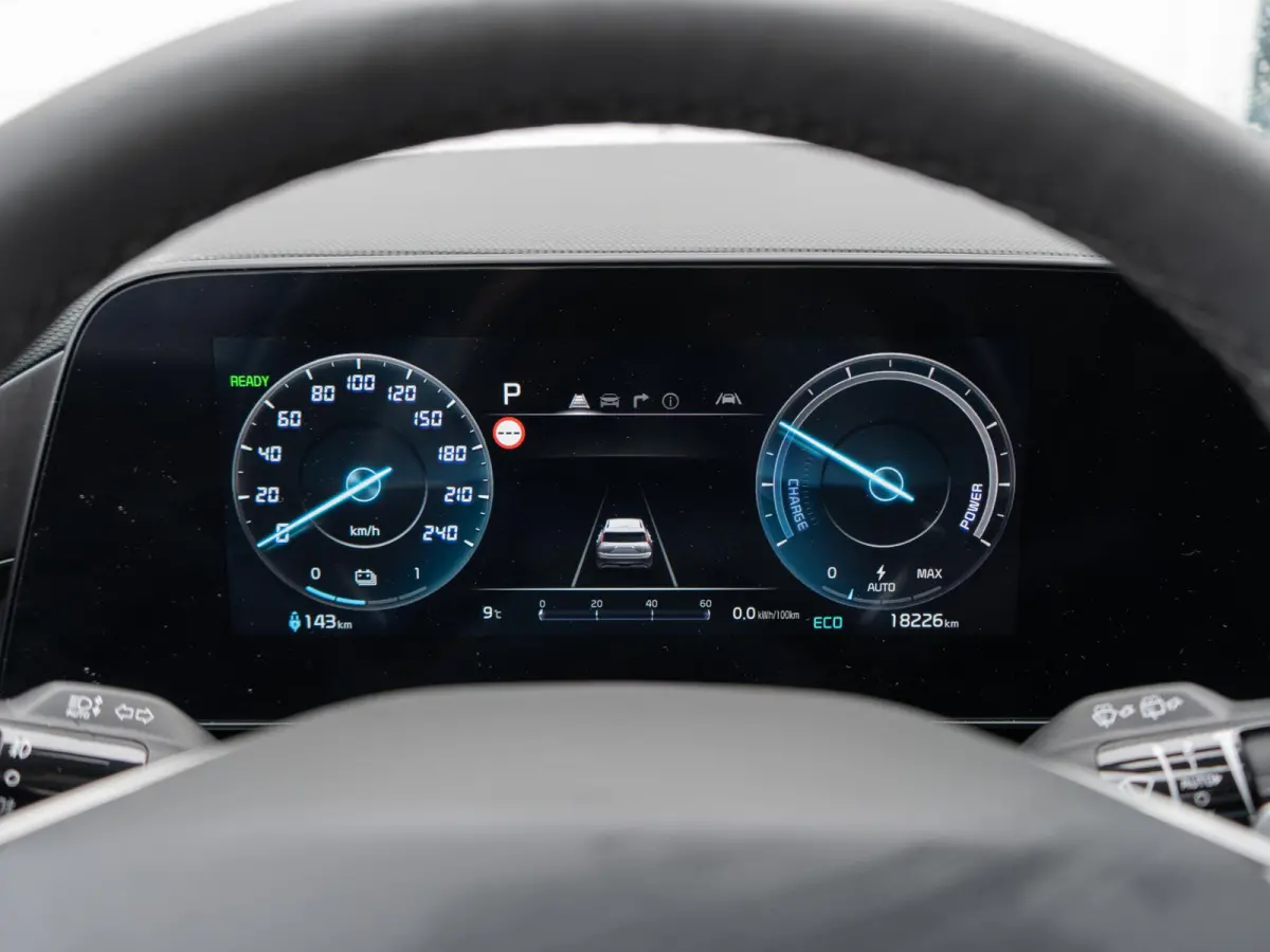 Plus 64.8 kWh AANBIEDING | Schuifdak | HUD | Stoel en stuurverwarming | Leder | LED | Carplay | Navi | Clima | SOH 99% l