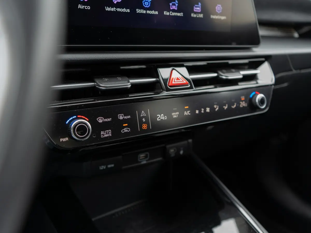 Plus 64.8 kWh AANBIEDING | Schuifdak | HUD | Stoel en stuurverwarming | Leder | LED | Carplay | Navi | Clima | SOH 99% l