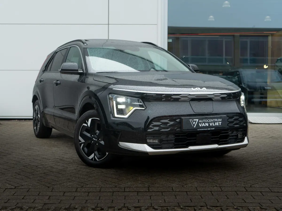 Plus 64.8 kWh AANBIEDING | Schuifdak | HUD | Stoel en stuurverwarming | Leder | LED | Carplay | Navi | Clima | SOH 99% l
