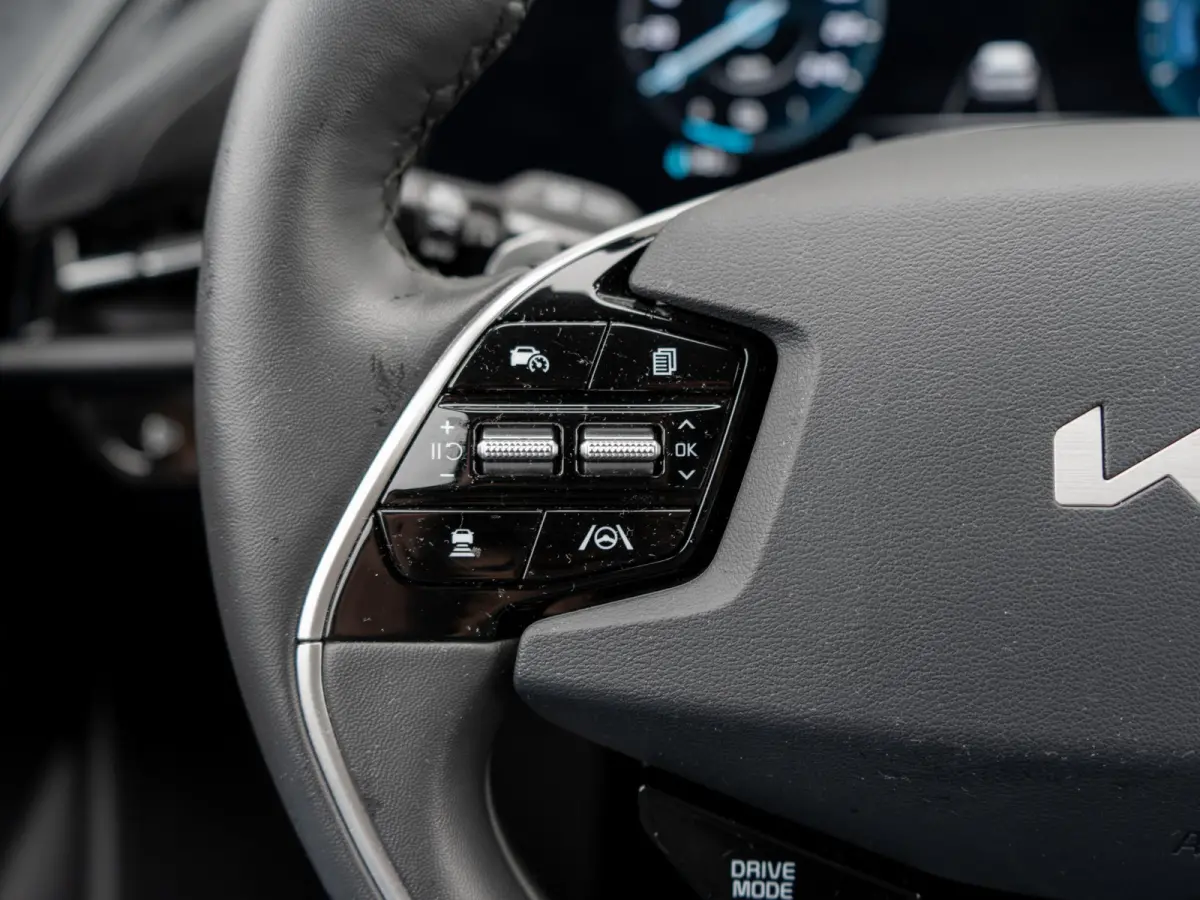 Plus 64.8 kWh AANBIEDING | Schuifdak | HUD | Stoel en stuurverwarming | Leder | LED | Carplay | Navi | Clima | SOH 99% l