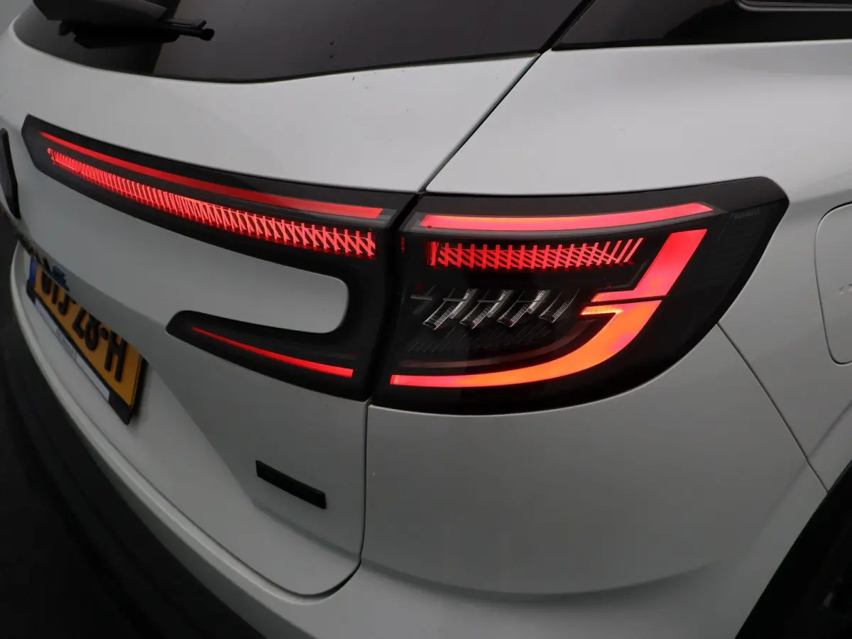 E-Tech Hybrid 200pk Techno Esprit Alpine | Achteruitrijcamera | 1500 KG trekgewicht | Elektrische achterklep | Apple Carplay/Android Auto | 20" Lichtmetalen velgen |