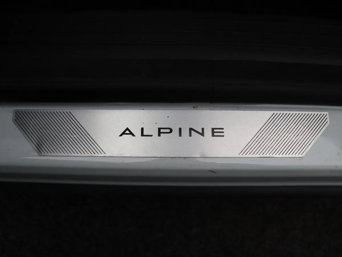 E-Tech Hybrid 200pk Techno Esprit Alpine | Achteruitrijcamera | 1500 KG trekgewicht | Elektrische achterklep | Apple Carplay/Android Auto | 20" Lichtmetalen velgen |