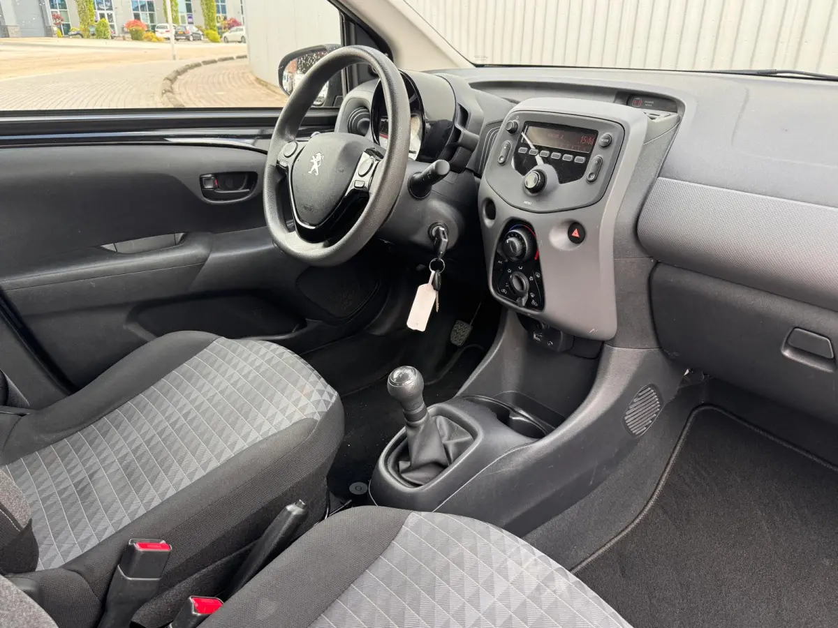 1.0 e-VTi Active | Airco | Radio | Bluetooth | Elektrische ramen | | Achterbank in delen neerklapbaar | Airco | Centrale deurvergrendeling met afstandsbediening