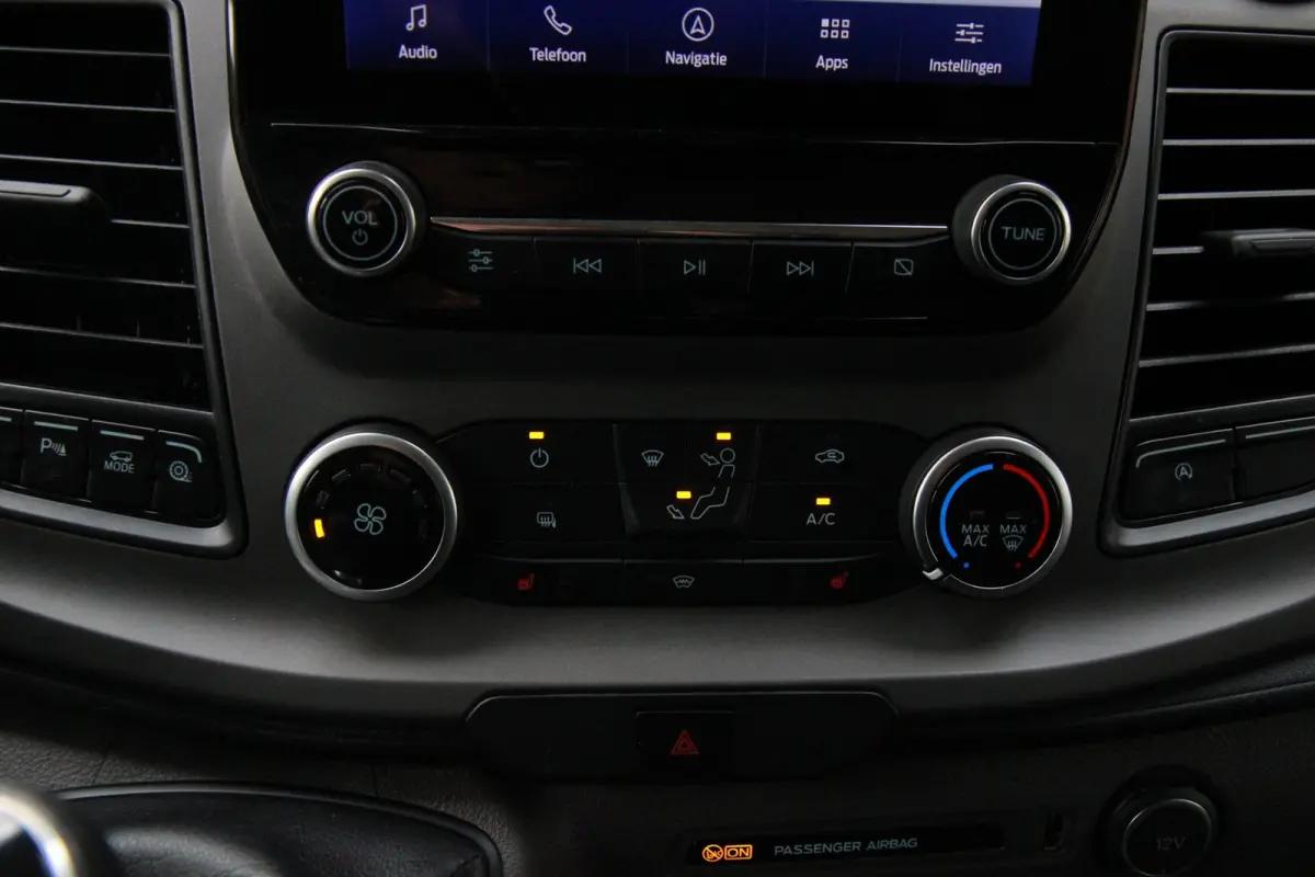 320 2.0 TDCI L1H1 Limited / Camera / 3 zits / carplay