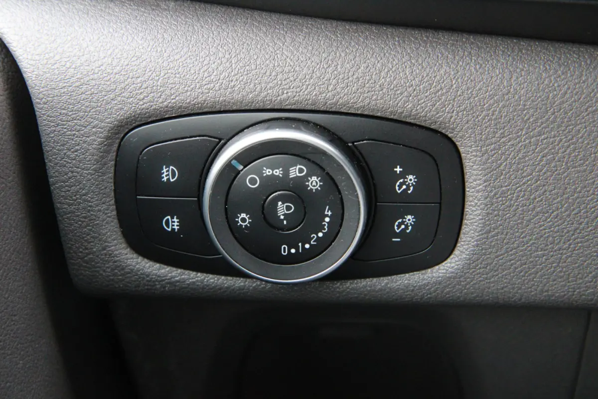320 2.0 TDCI L1H1 Limited / Camera / 3 zits / carplay