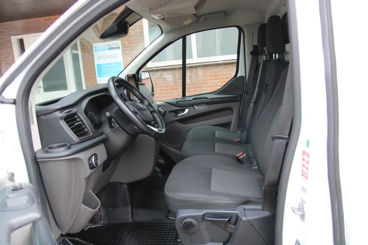 320 2.0 TDCI L1H1 Limited / Camera / 3 zits / carplay
