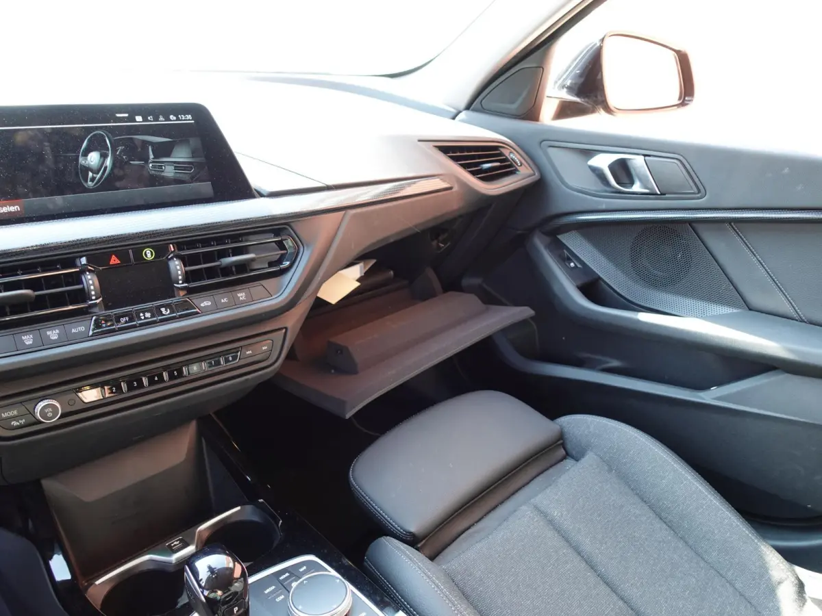 118i Introduction Edition Automaat DEMO Navigatie  Virtual Cockpit  Parkeersensoren  Ledverlichting  HiFi audio  Cruise Control  Climate Control  Getinte ramen