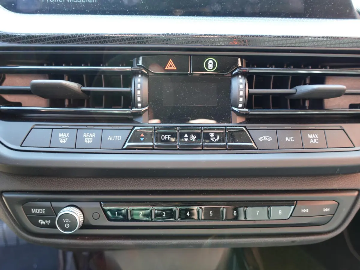 118i Introduction Edition Automaat DEMO Navigatie  Virtual Cockpit  Parkeersensoren  Ledverlichting  HiFi audio  Cruise Control  Climate Control  Getinte ramen