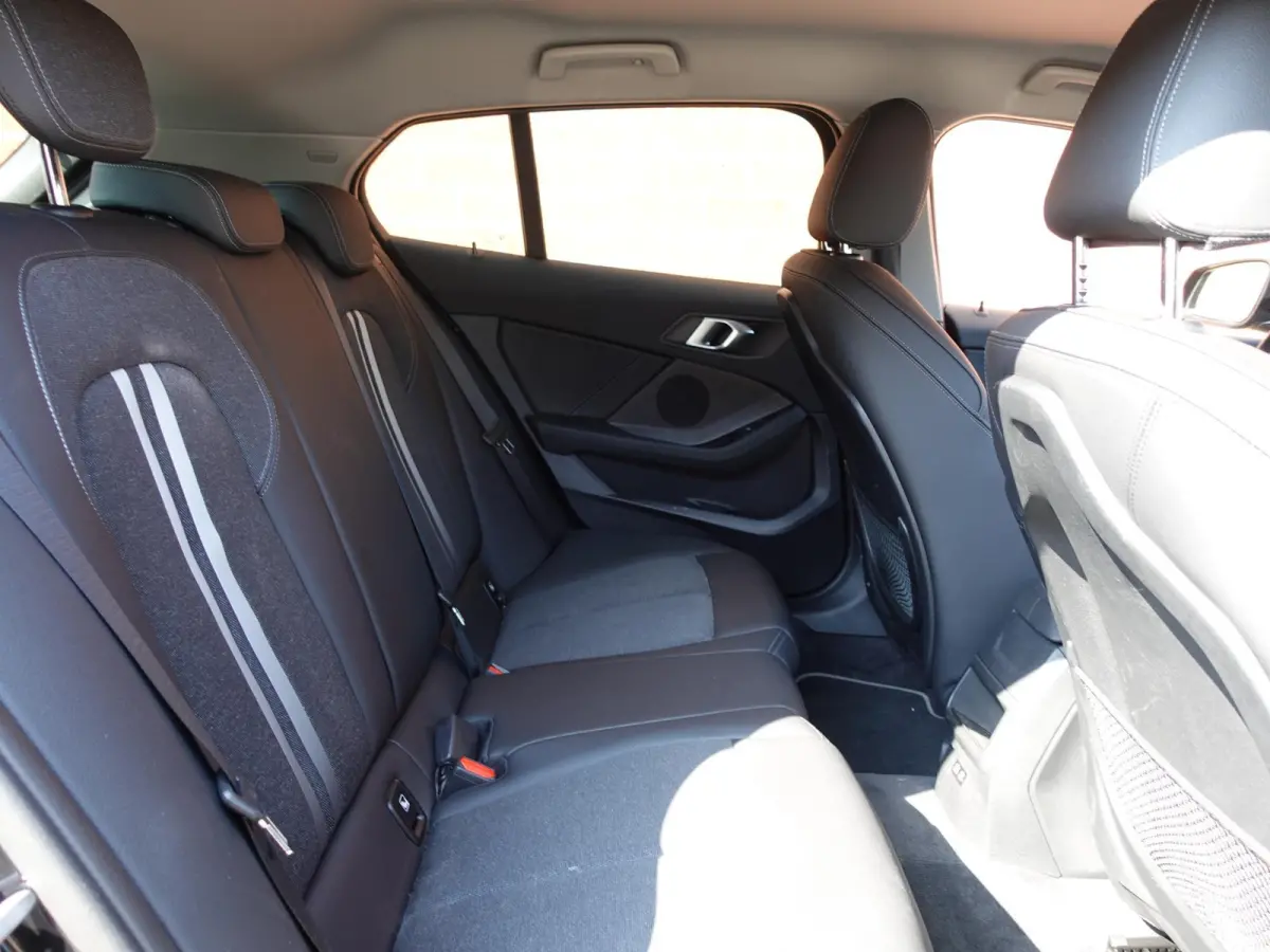 118i Introduction Edition Automaat DEMO Navigatie  Virtual Cockpit  Parkeersensoren  Ledverlichting  HiFi audio  Cruise Control  Climate Control  Getinte ramen
