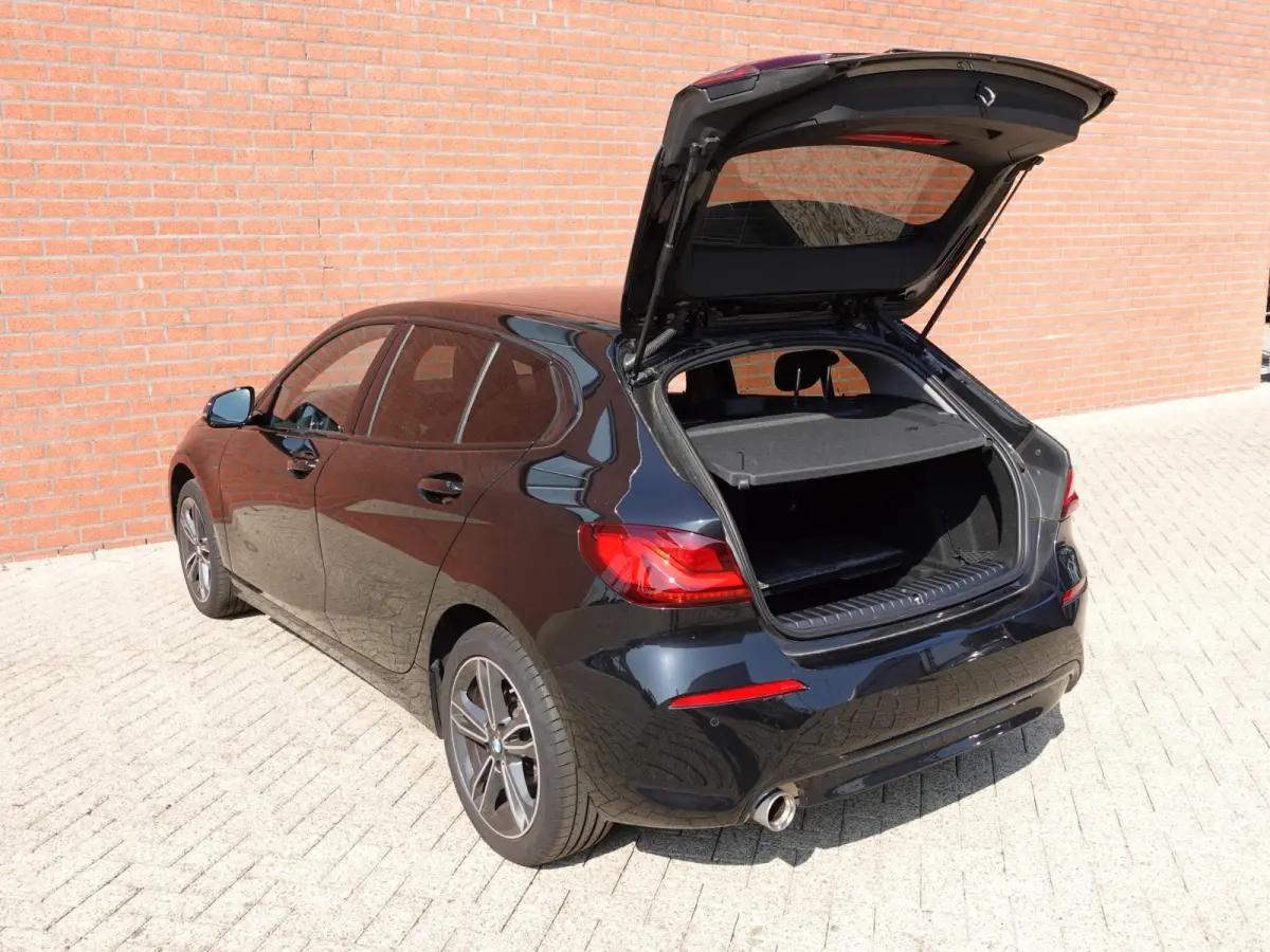 118i Introduction Edition Automaat DEMO Navigatie  Virtual Cockpit  Parkeersensoren  Ledverlichting  HiFi audio  Cruise Control  Climate Control  Getinte ramen