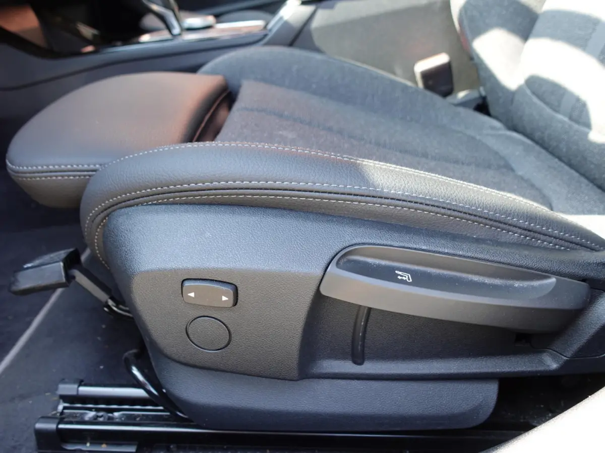 118i Introduction Edition Automaat DEMO Navigatie  Virtual Cockpit  Parkeersensoren  Ledverlichting  HiFi audio  Cruise Control  Climate Control  Getinte ramen