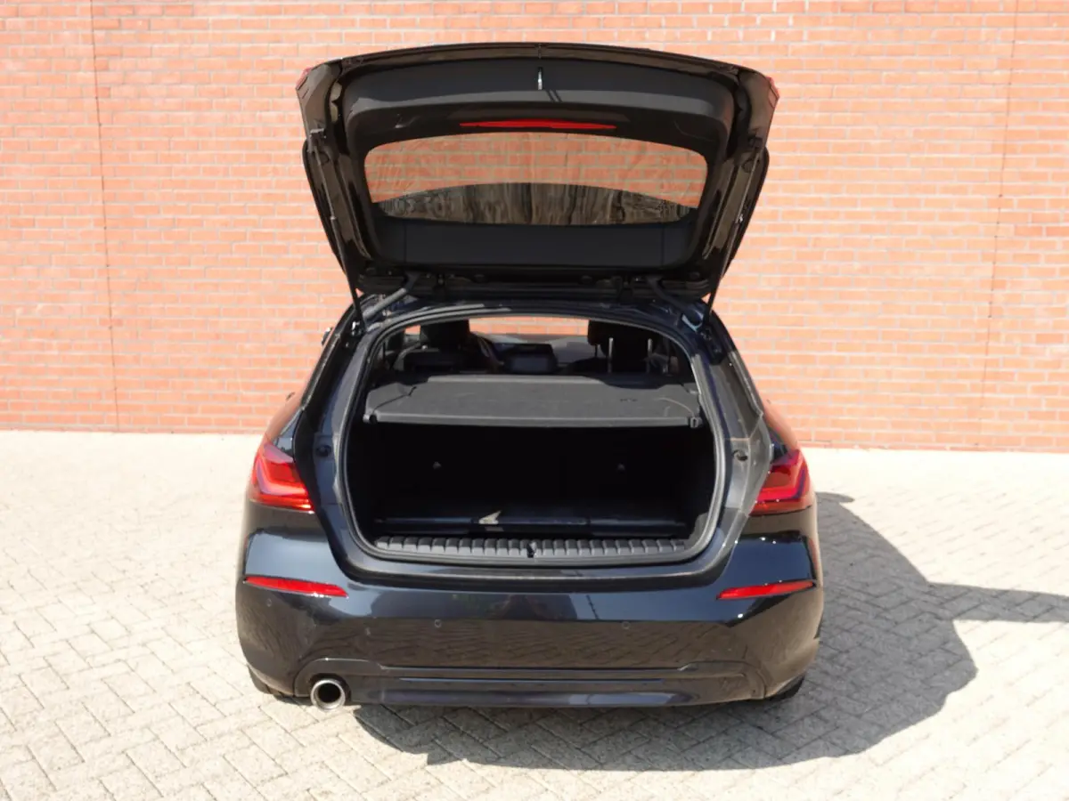 118i Introduction Edition Automaat DEMO Navigatie  Virtual Cockpit  Parkeersensoren  Ledverlichting  HiFi audio  Cruise Control  Climate Control  Getinte ramen