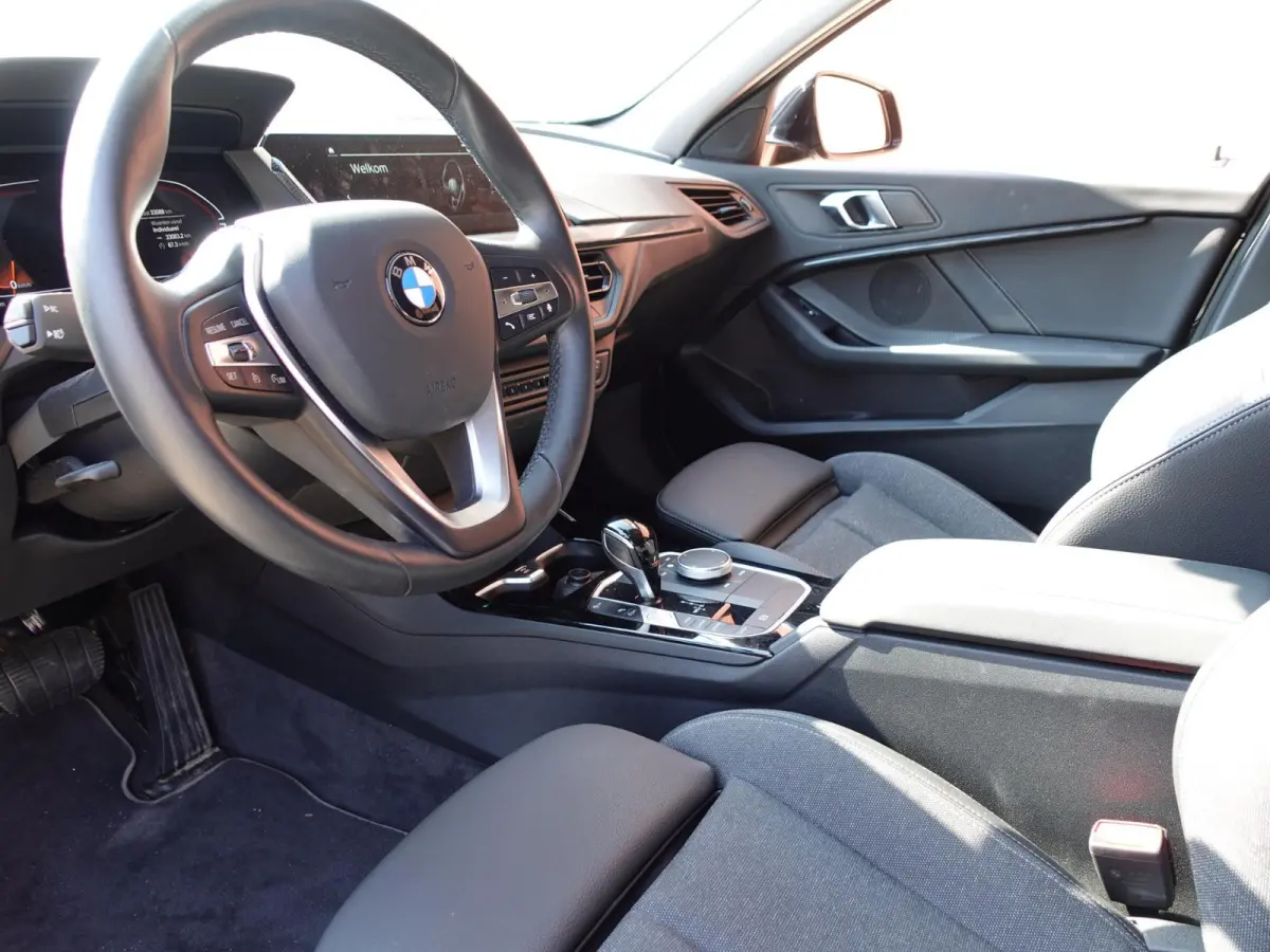 118i Introduction Edition Automaat DEMO Navigatie  Virtual Cockpit  Parkeersensoren  Ledverlichting  HiFi audio  Cruise Control  Climate Control  Getinte ramen