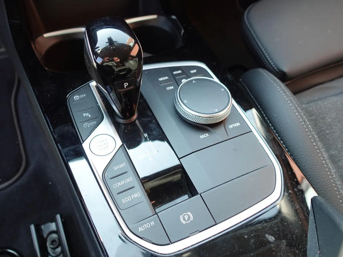118i Introduction Edition Automaat DEMO Navigatie  Virtual Cockpit  Parkeersensoren  Ledverlichting  HiFi audio  Cruise Control  Climate Control  Getinte ramen