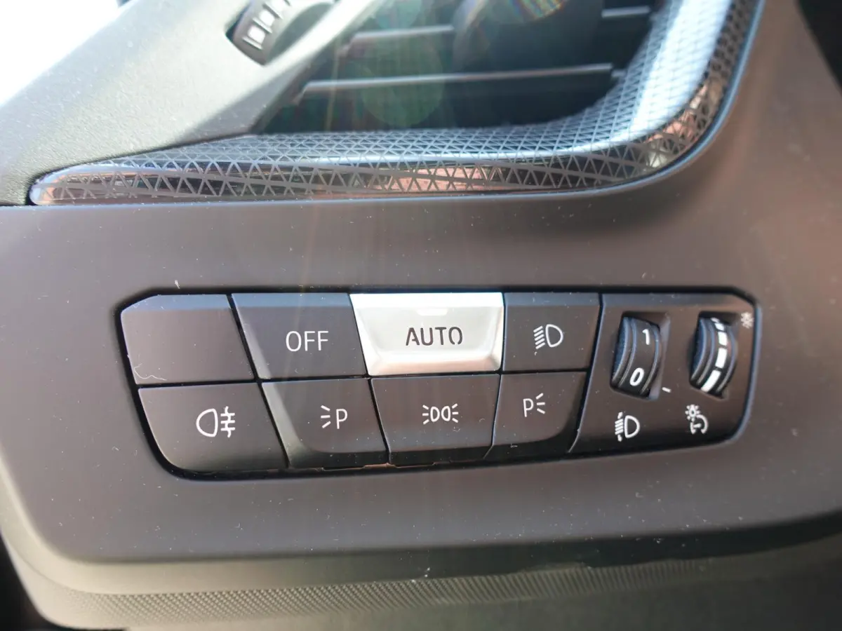 118i Introduction Edition Automaat DEMO Navigatie  Virtual Cockpit  Parkeersensoren  Ledverlichting  HiFi audio  Cruise Control  Climate Control  Getinte ramen