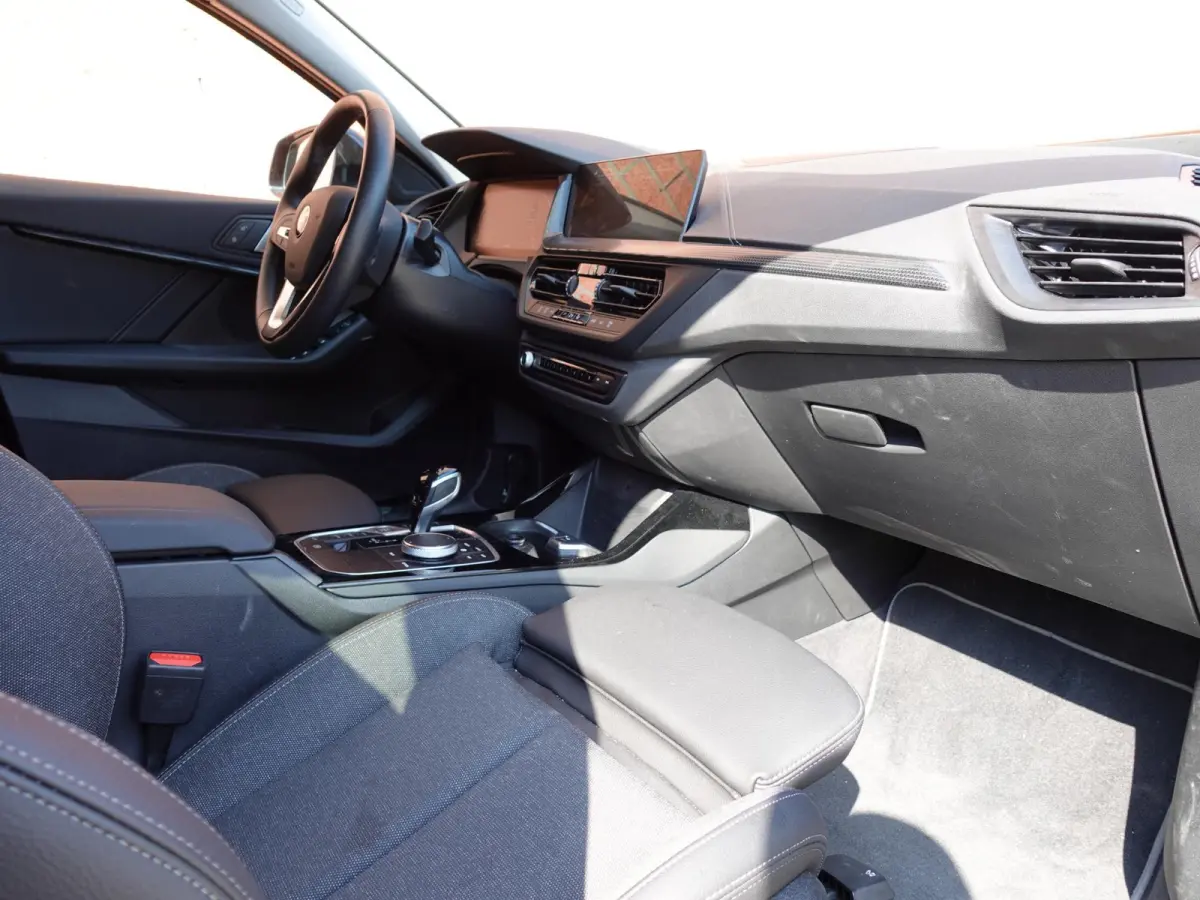 118i Introduction Edition Automaat DEMO Navigatie  Virtual Cockpit  Parkeersensoren  Ledverlichting  HiFi audio  Cruise Control  Climate Control  Getinte ramen