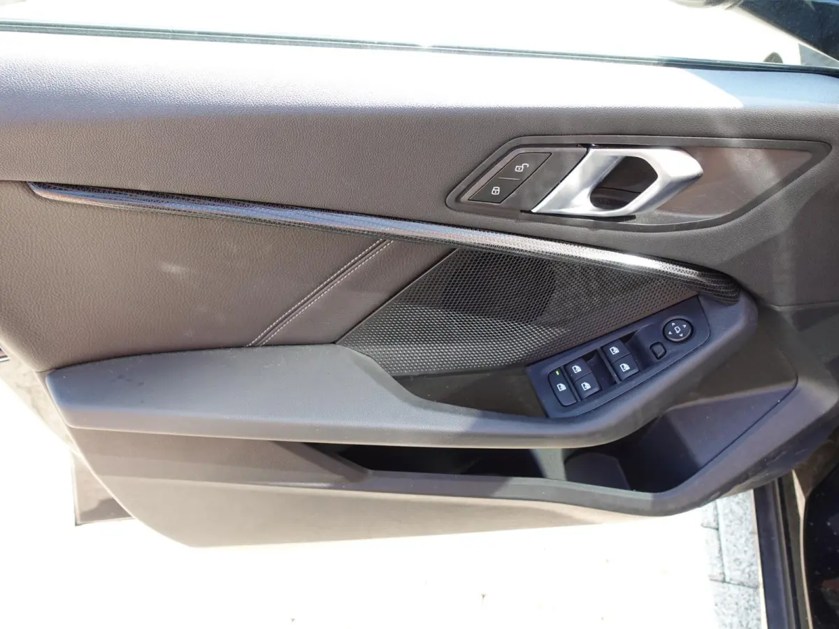 118i Introduction Edition Automaat DEMO Navigatie  Virtual Cockpit  Parkeersensoren  Ledverlichting  HiFi audio  Cruise Control  Climate Control  Getinte ramen