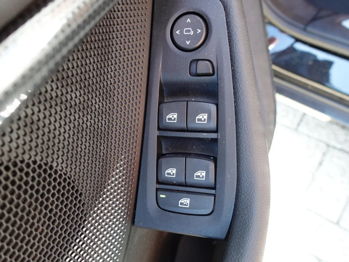 118i Introduction Edition Automaat DEMO Navigatie  Virtual Cockpit  Parkeersensoren  Ledverlichting  HiFi audio  Cruise Control  Climate Control  Getinte ramen