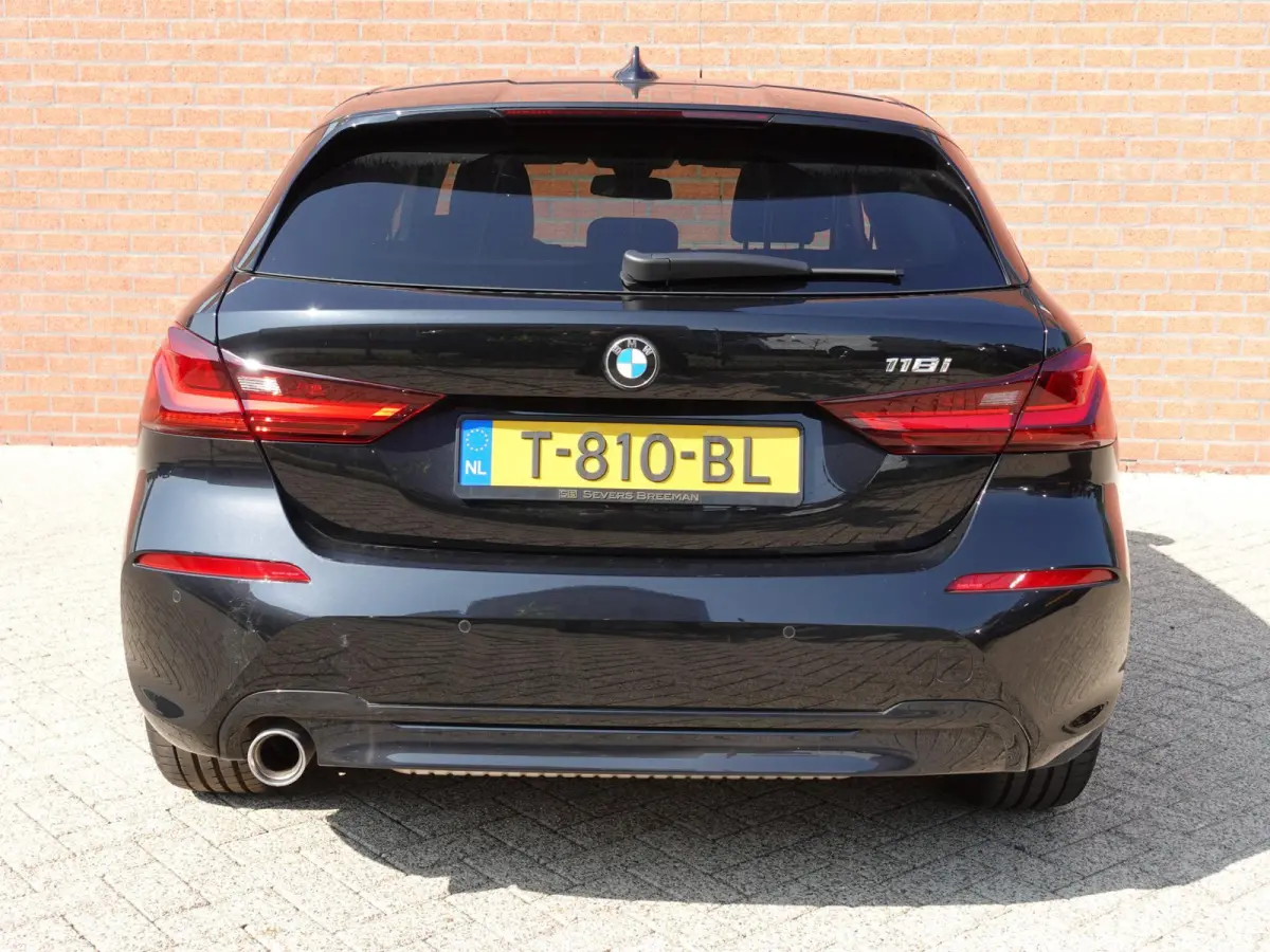 118i Introduction Edition Automaat DEMO Navigatie  Virtual Cockpit  Parkeersensoren  Ledverlichting  HiFi audio  Cruise Control  Climate Control  Getinte ramen