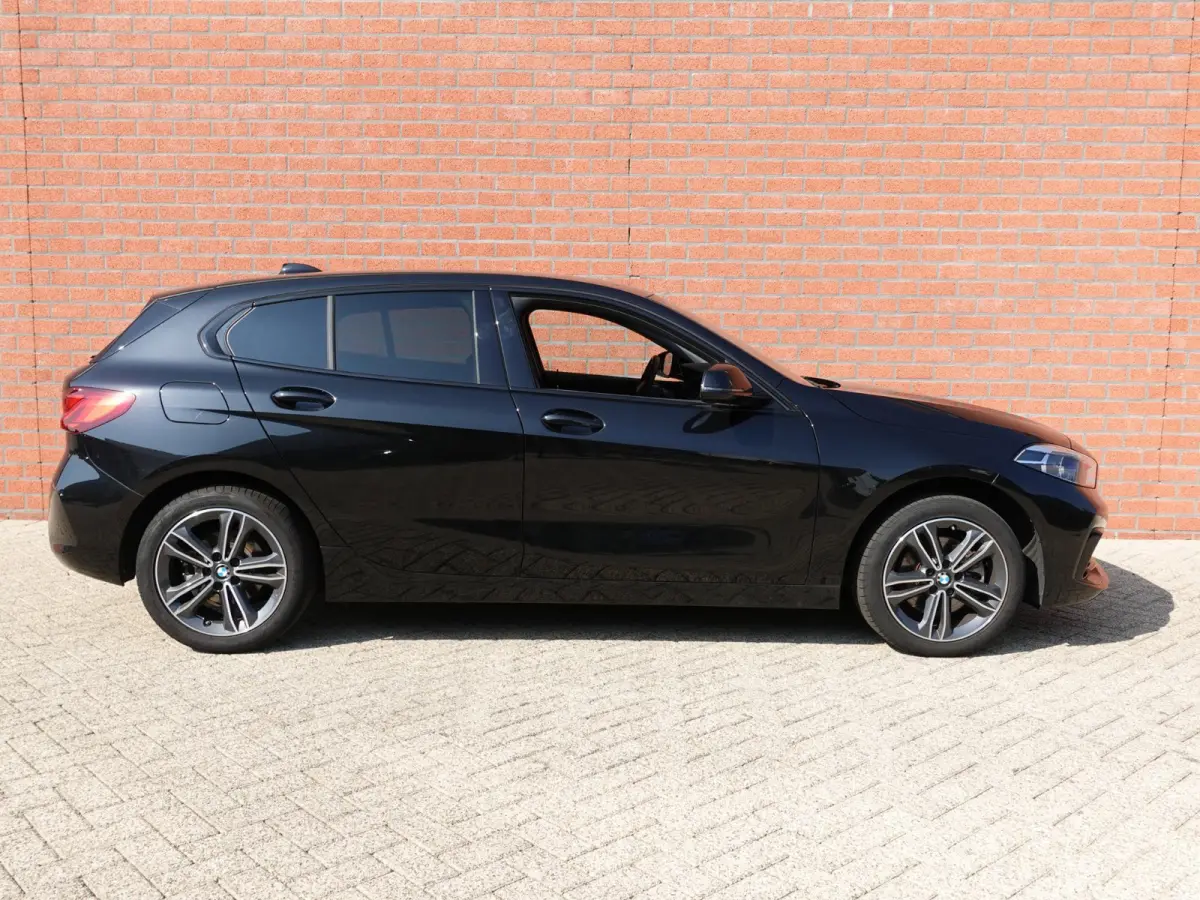 118i Introduction Edition Automaat DEMO Navigatie  Virtual Cockpit  Parkeersensoren  Ledverlichting  HiFi audio  Cruise Control  Climate Control  Getinte ramen