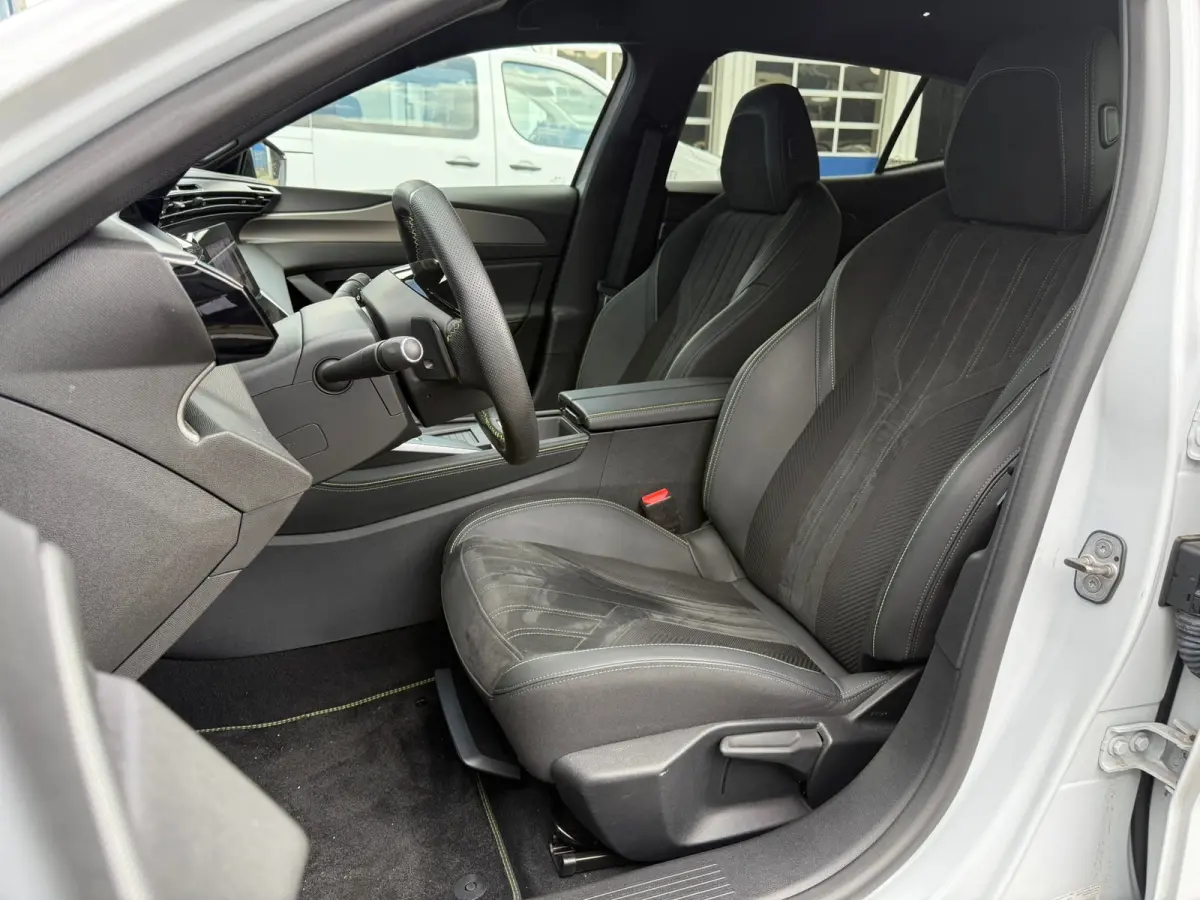 1.2 PureTech GT 130 EAT8 Alcantara bekleding | 360 Camera | Focal | Keyless | Elektrische achterklep | Adeptieve cruise control | Stuurwiel verwarming