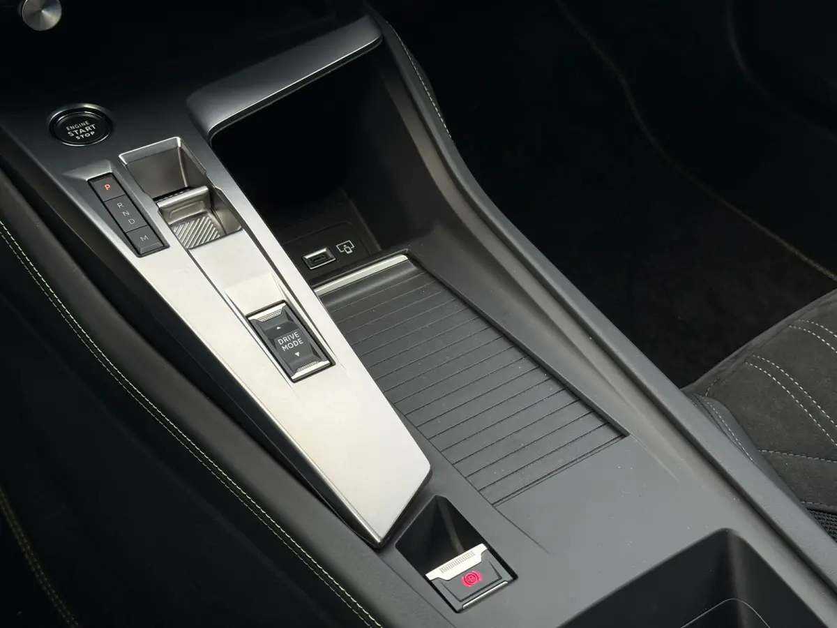 1.2 PureTech GT 130 EAT8 Alcantara bekleding | 360 Camera | Focal | Keyless | Elektrische achterklep | Adeptieve cruise control | Stuurwiel verwarming