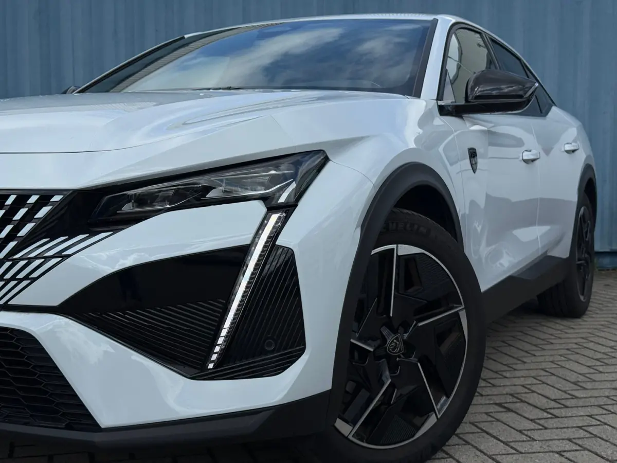 1.2 PureTech GT 130 EAT8 Alcantara bekleding | 360 Camera | Focal | Keyless | Elektrische achterklep | Adeptieve cruise control | Stuurwiel verwarming