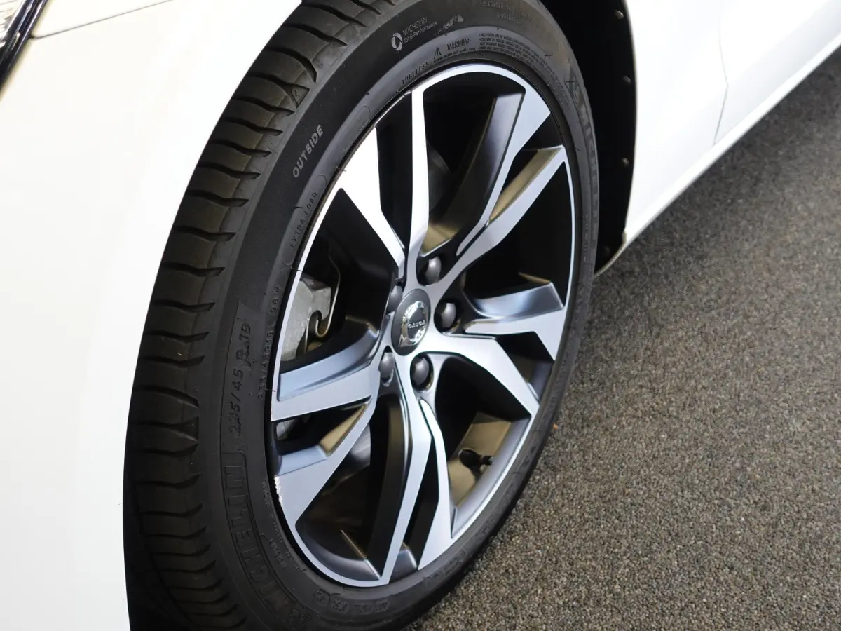 2.0 T6 Recharge AWD R-Design Panoramadak Navigatie Apple Carplay/Android Auto Camera Parkeersensoren Stoel- en stuurverwarming Cruise Control Blind Spot Assist Virtual Cockpit Climate Contro
