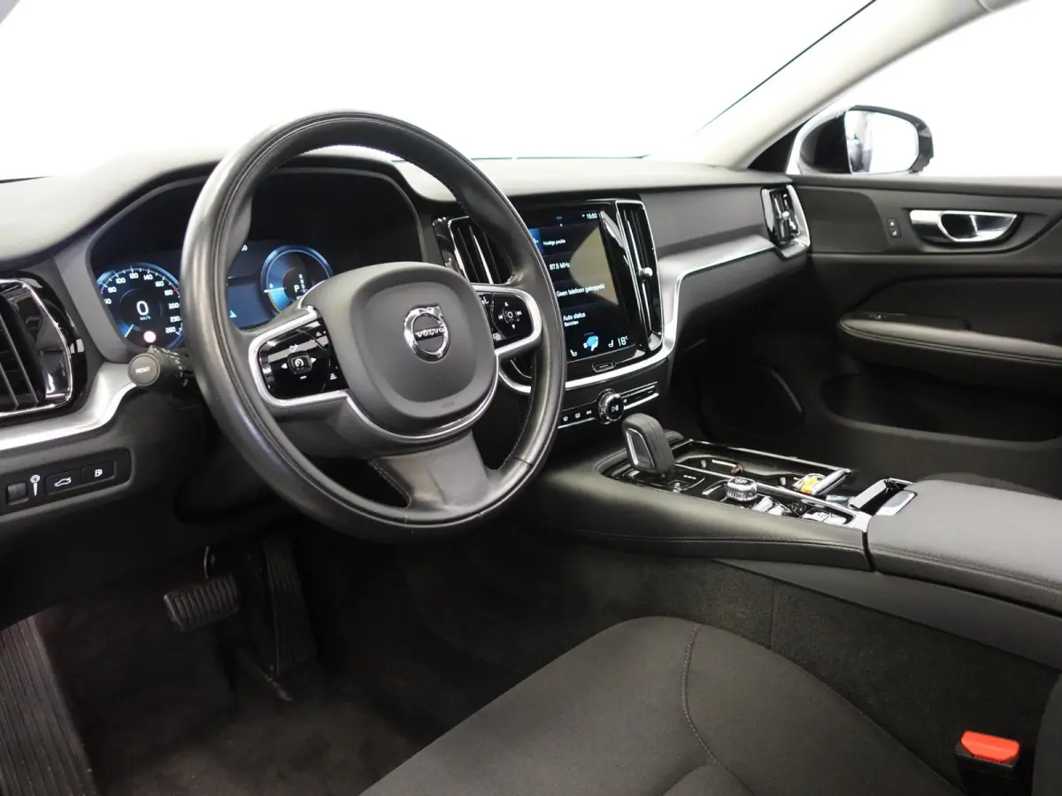 2.0 T6 Recharge AWD R-Design Panoramadak Navigatie Apple Carplay/Android Auto Camera Parkeersensoren Stoel- en stuurverwarming Cruise Control Blind Spot Assist Virtual Cockpit Climate Contro