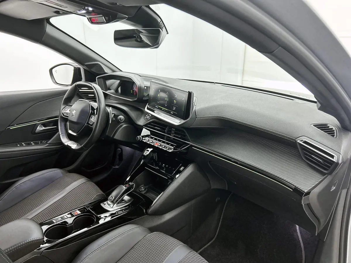 1.2 GT 100pk Automaat | Navigatie | Climate Control | Cruise Control | Camera | 17"LMV | Dodehoekdetectie | LED | Apple Carplay/Android Auto |