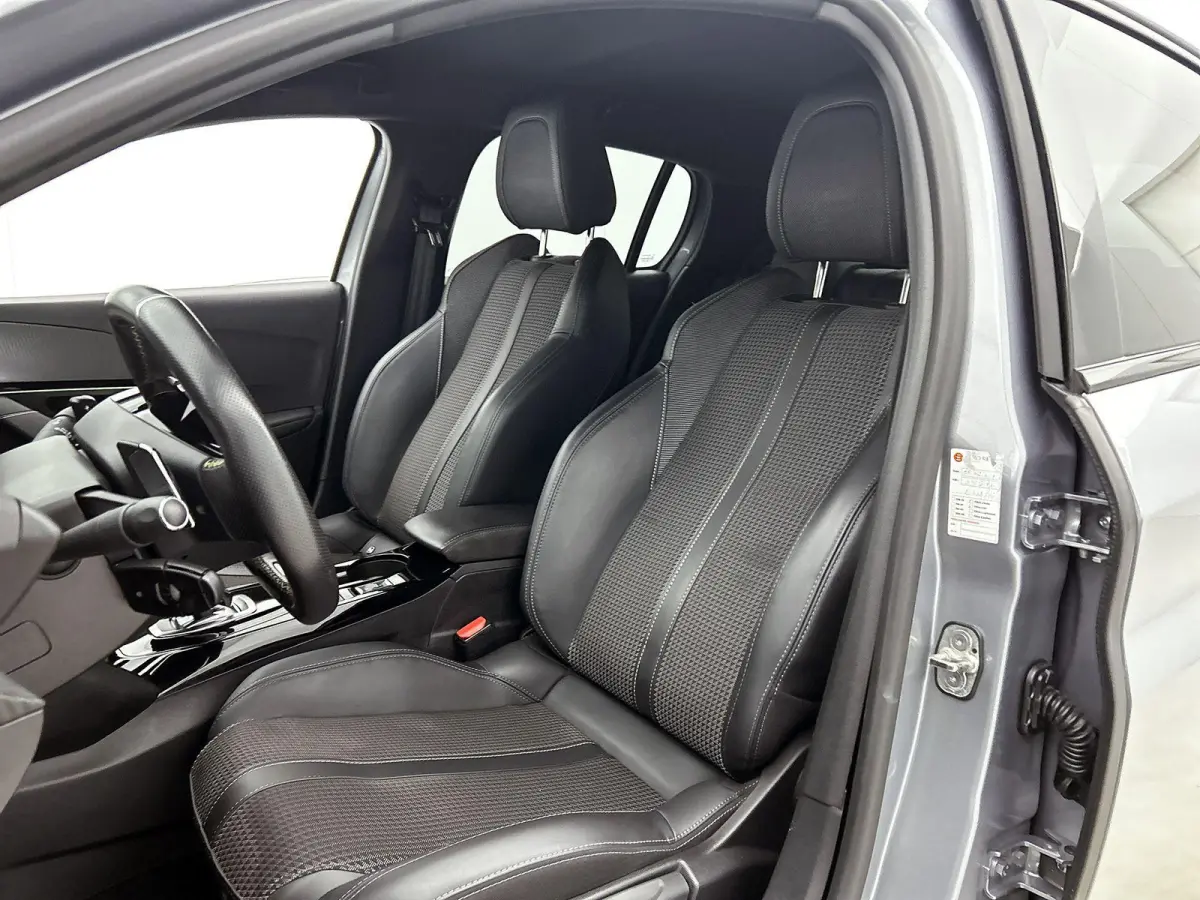 1.2 GT 100pk Automaat | Navigatie | Climate Control | Cruise Control | Camera | 17"LMV | Dodehoekdetectie | LED | Apple Carplay/Android Auto |