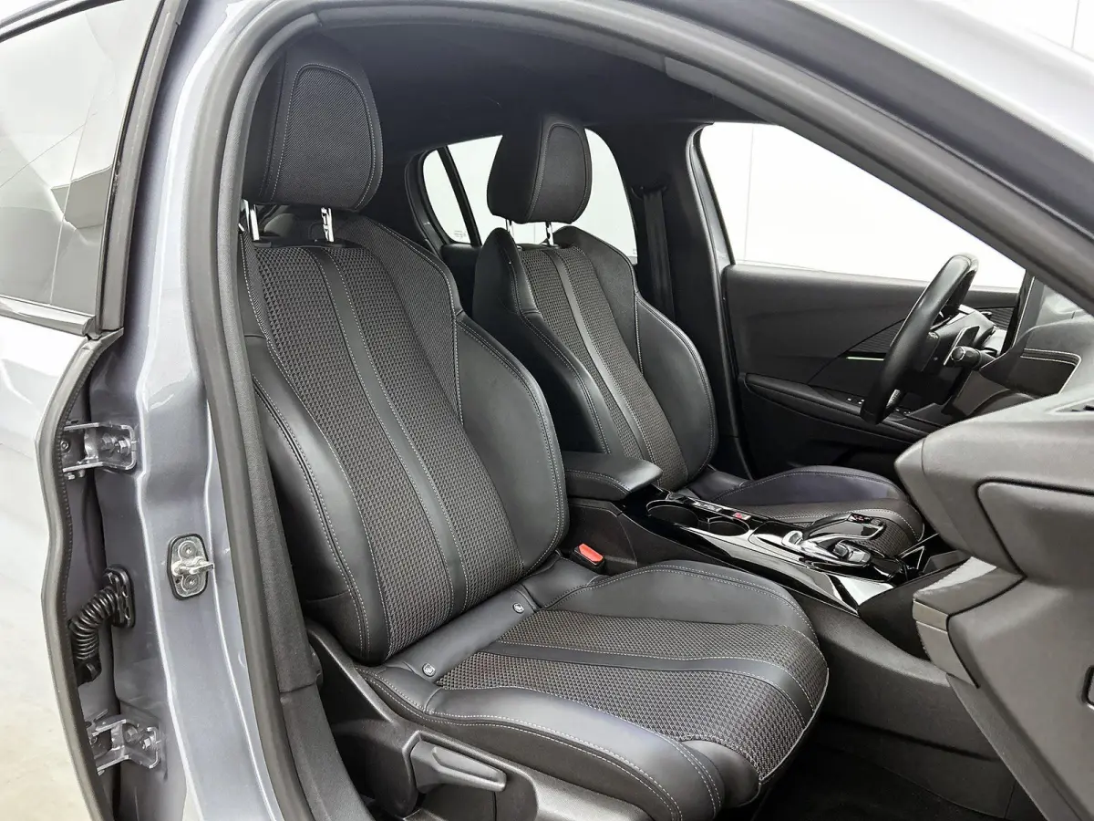 1.2 GT 100pk Automaat | Navigatie | Climate Control | Cruise Control | Camera | 17"LMV | Dodehoekdetectie | LED | Apple Carplay/Android Auto |