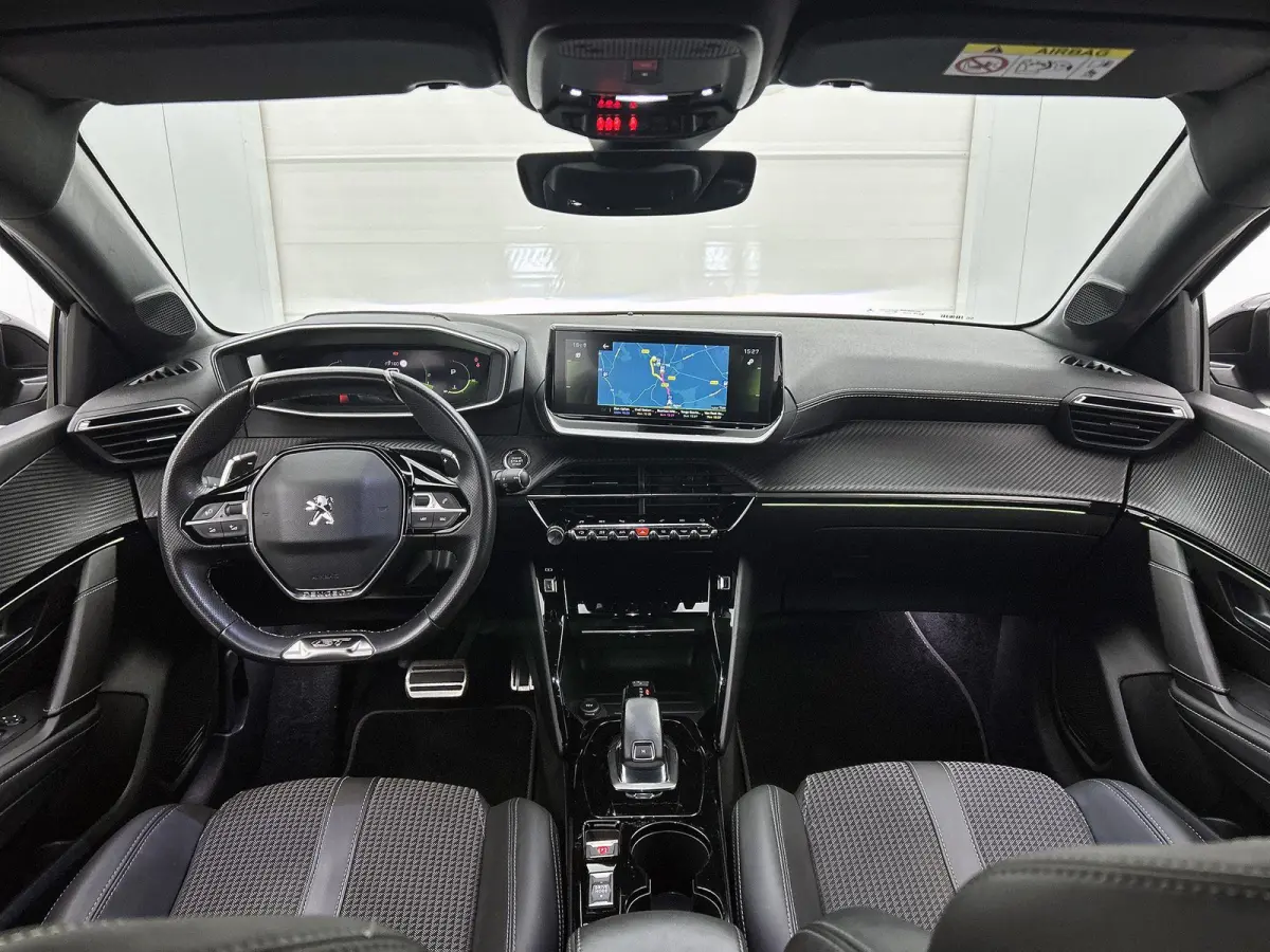 1.2 GT 100pk Automaat | Navigatie | Climate Control | Cruise Control | Camera | 17"LMV | Dodehoekdetectie | LED | Apple Carplay/Android Auto |