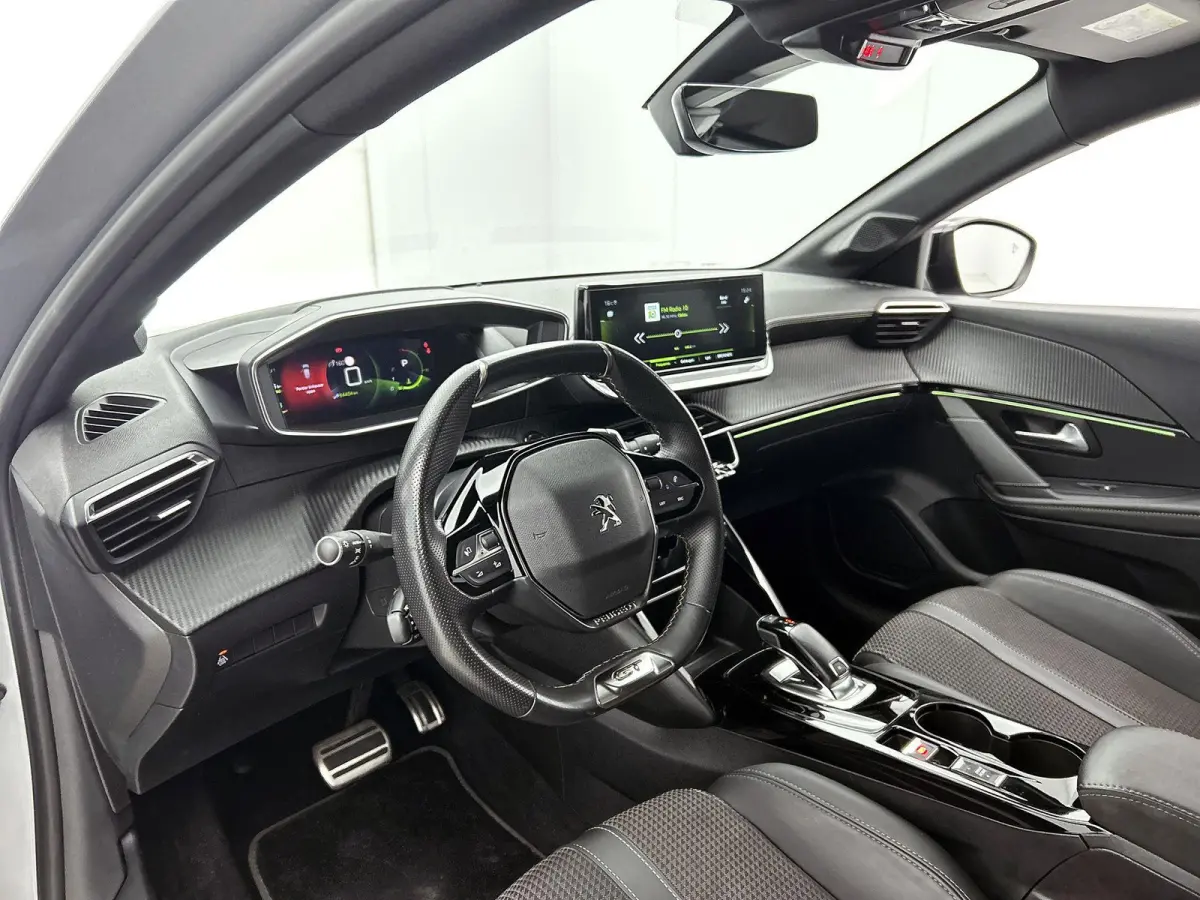 1.2 GT 100pk Automaat | Navigatie | Climate Control | Cruise Control | Camera | 17"LMV | Dodehoekdetectie | LED | Apple Carplay/Android Auto |