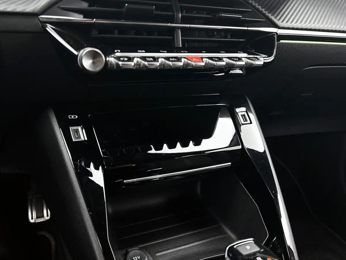 1.2 GT 100pk Automaat | Navigatie | Climate Control | Cruise Control | Camera | 17"LMV | Dodehoekdetectie | LED | Apple Carplay/Android Auto |