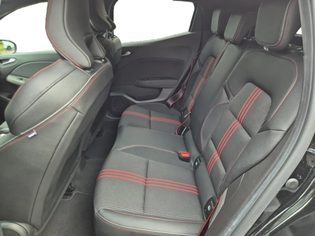 1.6 E-Tech Hybrid 140 R.S. Line | Cruise Control | Climate Control | Navigatie | Camera | Sportstoelen | LM Velgen |