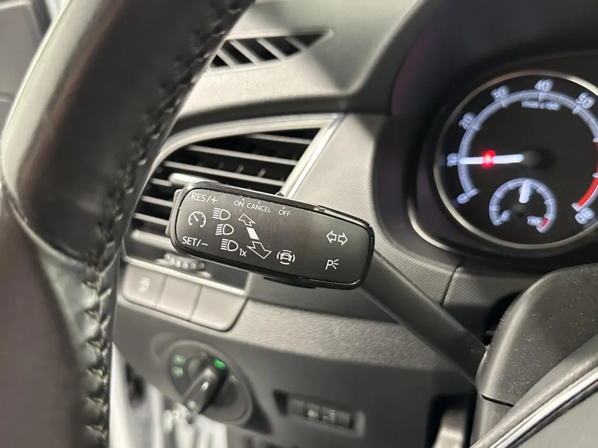 1.0 TSI Ambition AUTOMAAT TREKHAAK CARPLAY NAVI CRUISE ECC LM.