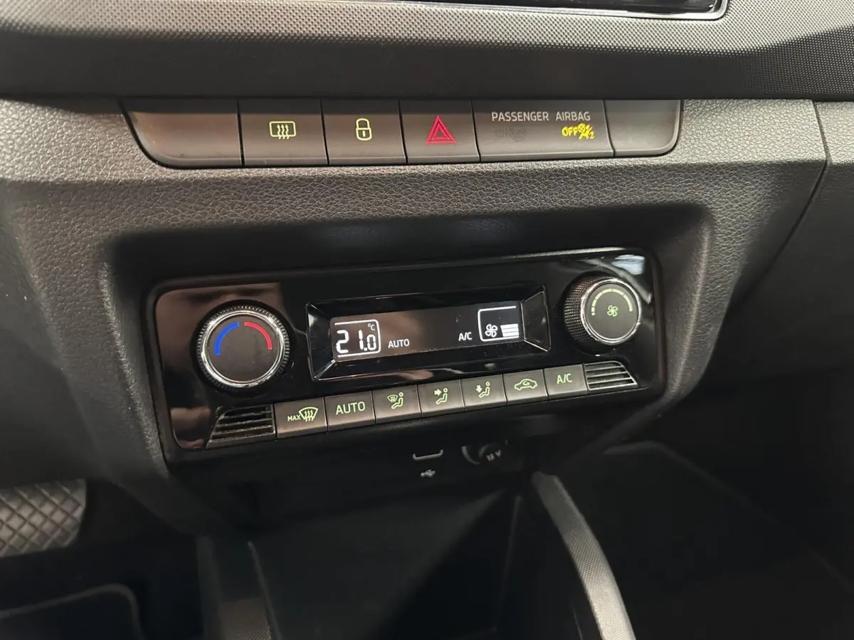 1.0 TSI Ambition AUTOMAAT TREKHAAK CARPLAY NAVI CRUISE ECC LM.