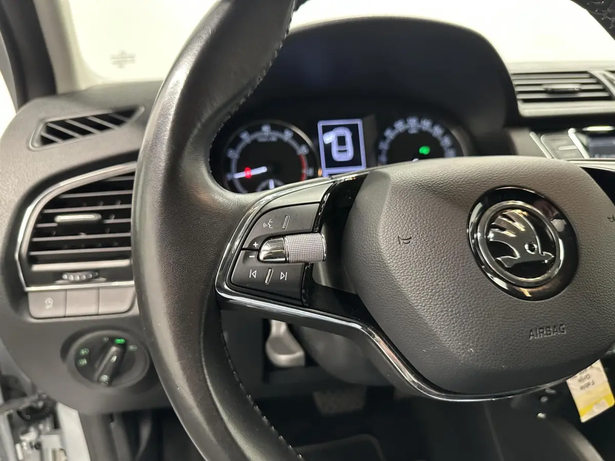 1.0 TSI Ambition AUTOMAAT TREKHAAK CARPLAY NAVI CRUISE ECC LM.