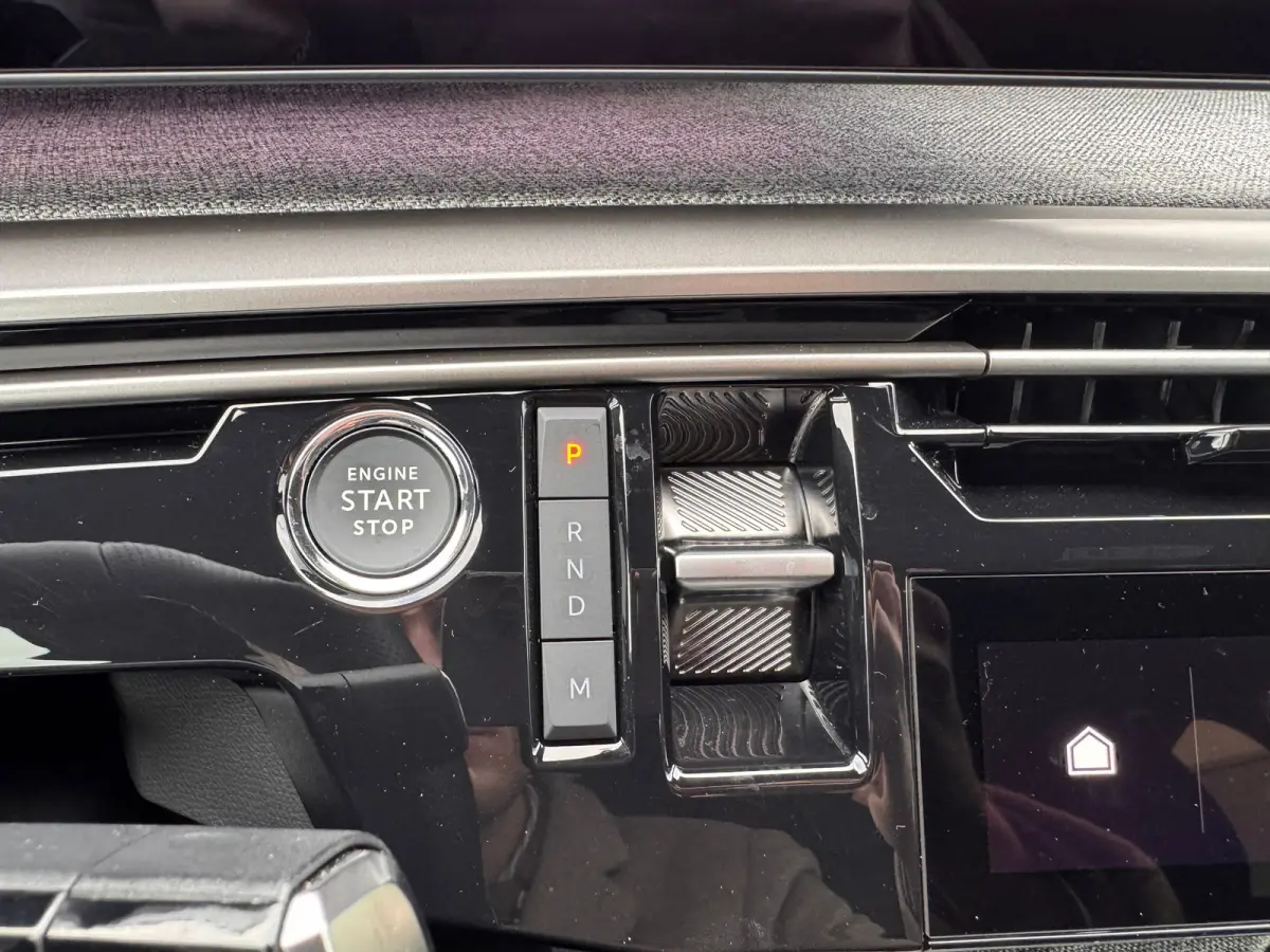 1.2 Hybrid 145PK GT | Navigatie | Camera | Parkeersensoren | Elektrische Bedienbare Kofferbak | Draadloze Apple Carplay / Android Auto | | Achteruitrijcamera | Apple Carplay/Android Auto|tel