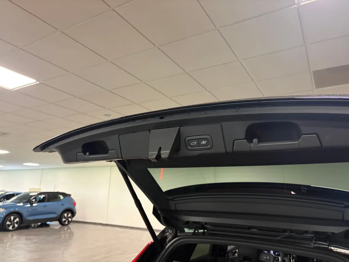 T8 AWD Recharge Ultra Black Edition | Luchtvering | Trekhaak | 360° Camera | 455pk | Head-Up Display | Adaptieve Cruise Control | Stoelverwarming voor+achter | Stuurwielverwarming | Schuifd