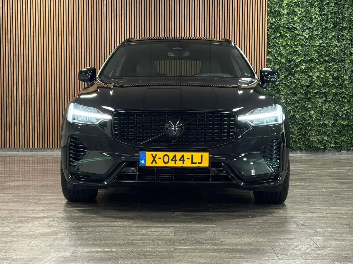 T8 AWD Recharge Ultra Black Edition | Luchtvering | Trekhaak | 360° Camera | 455pk | Head-Up Display | Adaptieve Cruise Control | Stoelverwarming voor+achter | Stuurwielverwarming | Schuifd