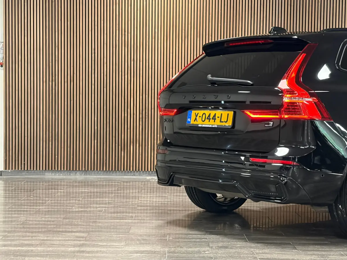 T8 AWD Recharge Ultra Black Edition | Luchtvering | Trekhaak | 360° Camera | 455pk | Head-Up Display | Adaptieve Cruise Control | Stoelverwarming voor+achter | Stuurwielverwarming | Schuifd