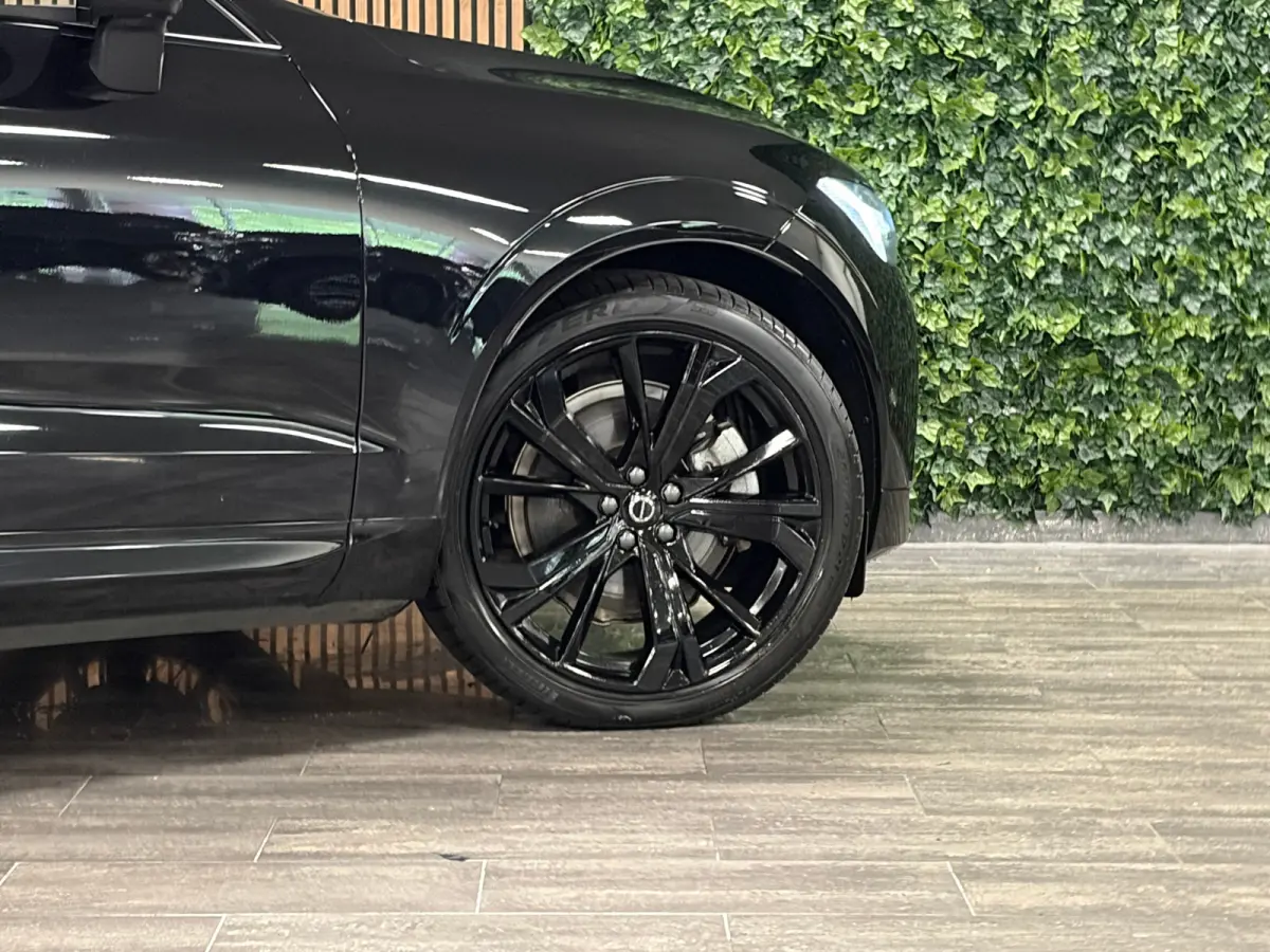 T8 AWD Recharge Ultra Black Edition | Luchtvering | Trekhaak | 360° Camera | 455pk | Head-Up Display | Adaptieve Cruise Control | Stoelverwarming voor+achter | Stuurwielverwarming | Schuifd