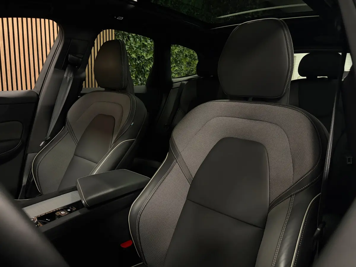 T8 AWD Recharge Ultra Black Edition | Luchtvering | Trekhaak | 360° Camera | 455pk | Head-Up Display | Adaptieve Cruise Control | Stoelverwarming voor+achter | Stuurwielverwarming | Schuifd