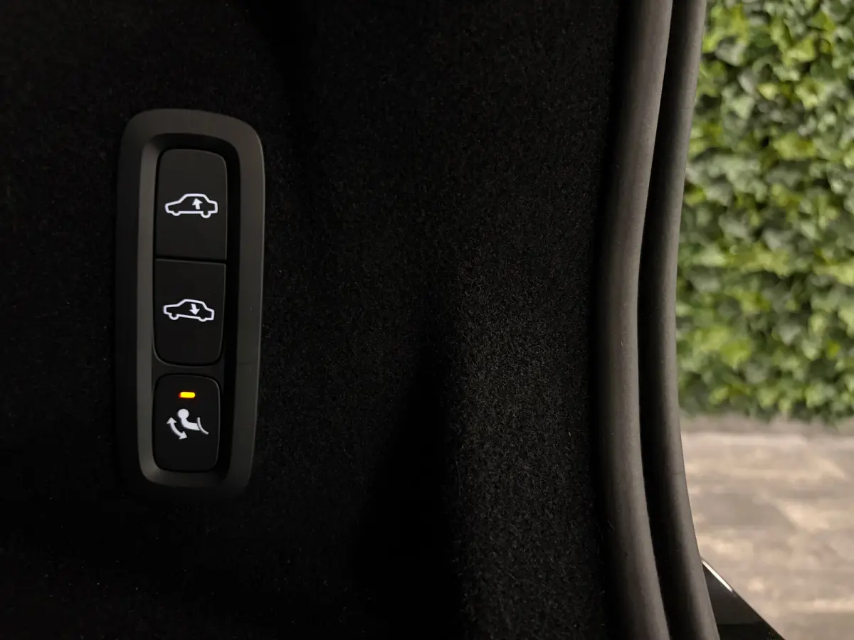 T8 AWD Recharge Ultra Black Edition | Luchtvering | Trekhaak | 360° Camera | 455pk | Head-Up Display | Adaptieve Cruise Control | Stoelverwarming voor+achter | Stuurwielverwarming | Schuifd